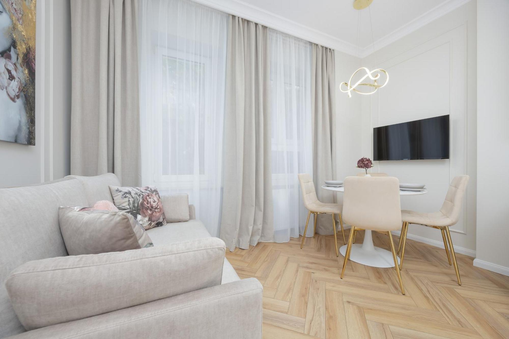 Elegant Grojecka In By Renters *