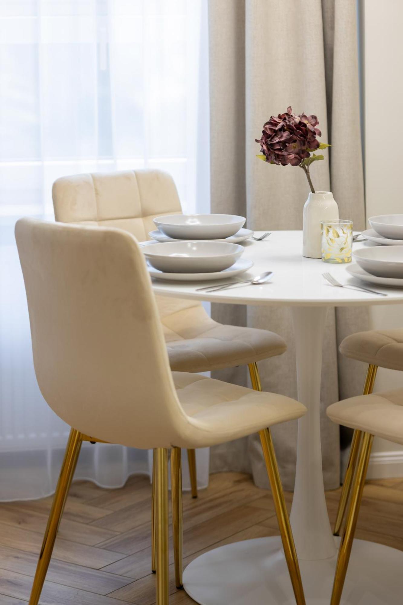 Elegant Grojecka In By Renters