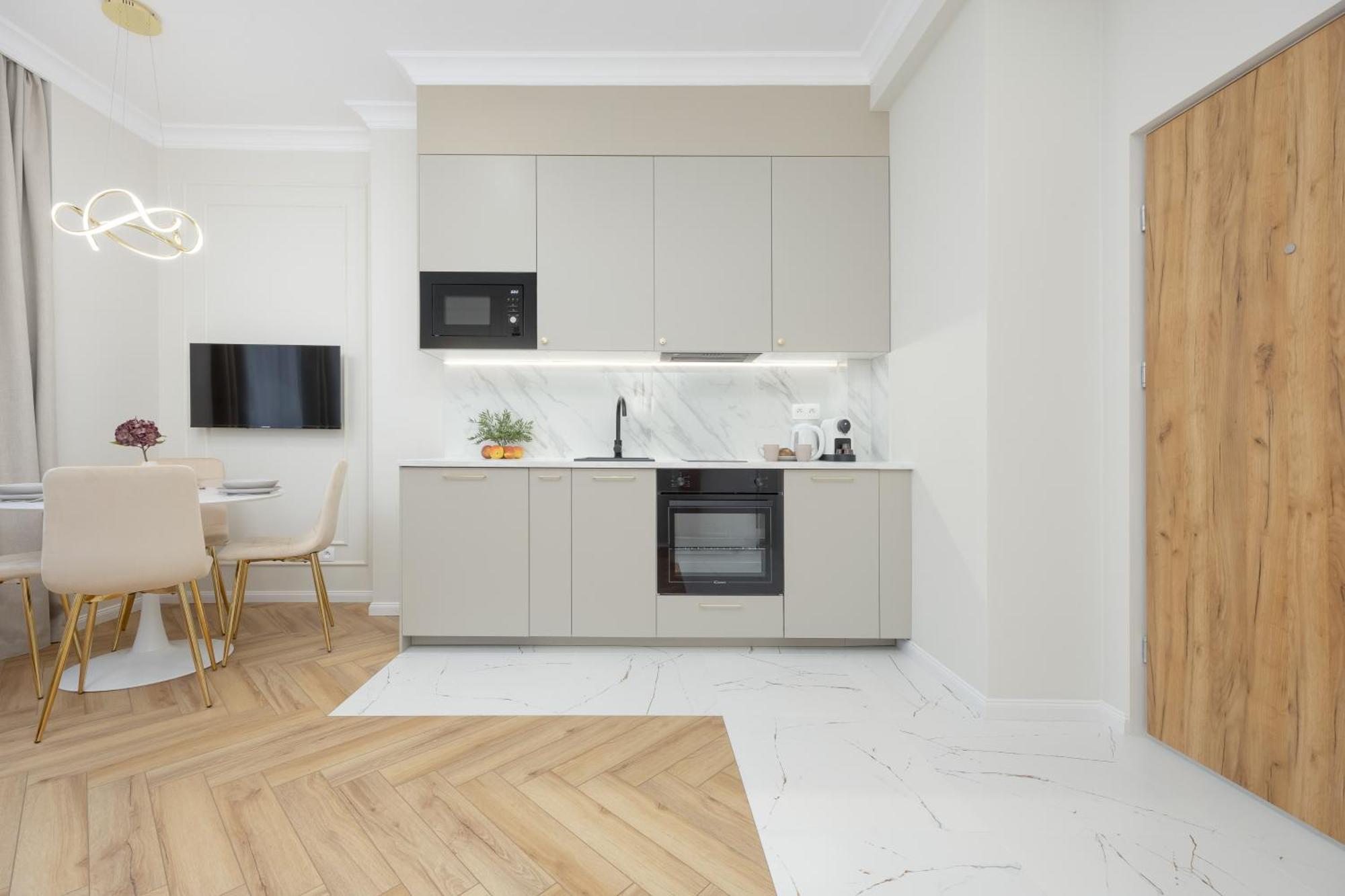 Elegant Grojecka In By Renters Apartament