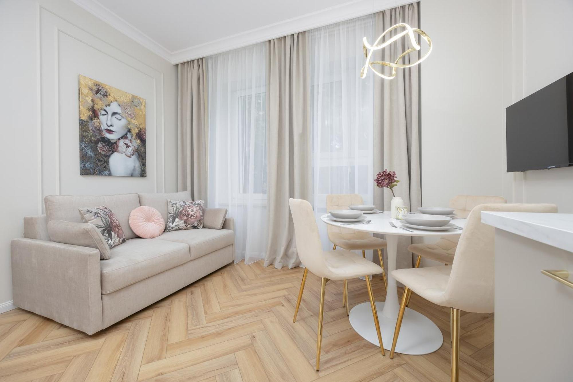 Elegant Grojecka In By Renters *